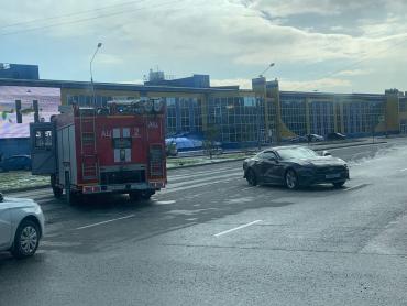 Фото В Челябинске возле ТК «Кольцо» столкнулись спорткар и еще четыре автомобиля