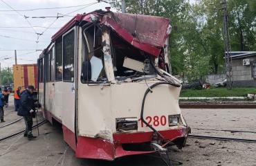 Фото В Челябинске старый трамвай снёс крыльцо и врезался в другой вагон