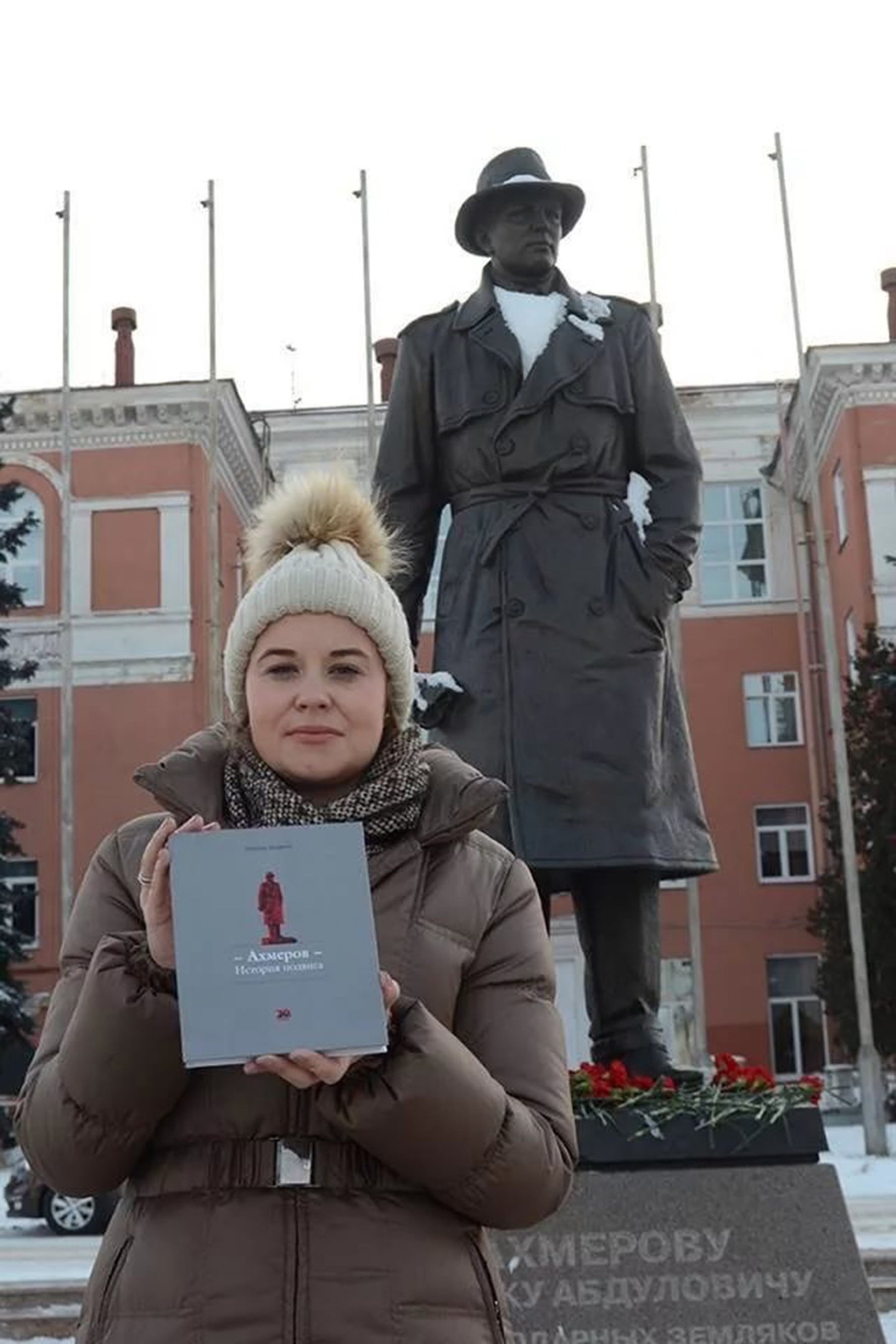 Правнучка Ахмерова Анна у памятника прадеду в Челябинске