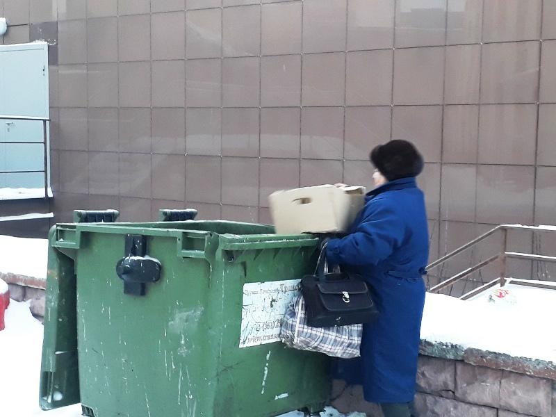 Фото Челябинские пенсионерки с утра занимают очередь у магазина за выброшенной «просрочкой»