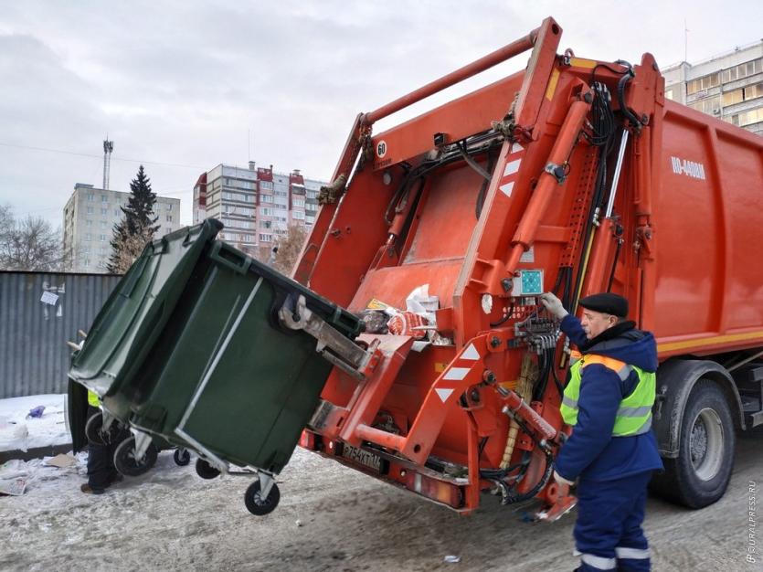 Фото В Челябинске за мусор взялась новая техника регоператора