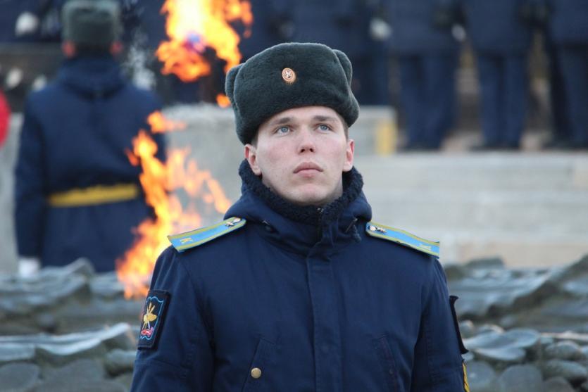 Фото Губернатор Челябинской области возложил венки к Вечному огню