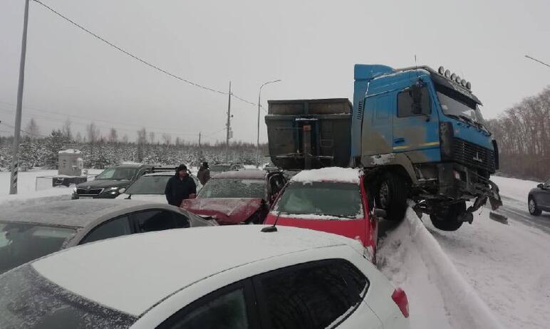 Фото На трассе между Челябинском и Екатеринбургом столкнулись 13 машин