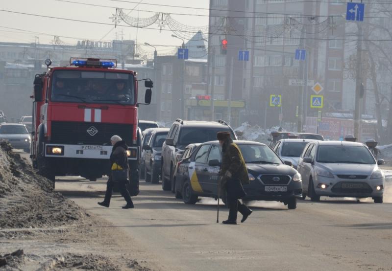 Фото Пешеходы Челябинска не уступают дорогу машинам скорой помощи и пожарным