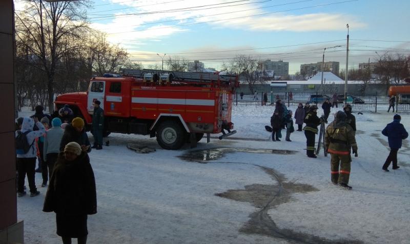 Фото Из-за пожара в школе Челябинска эвакуировали почти 1000 человек
