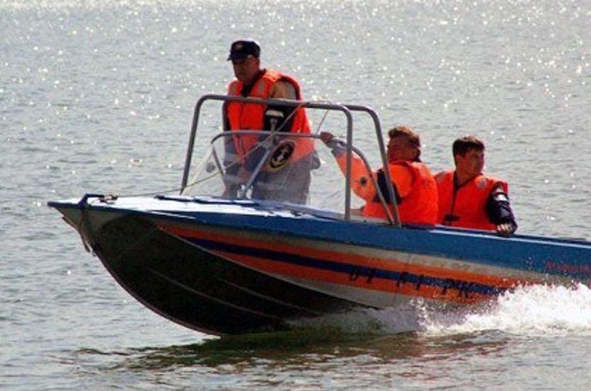 Фото На озере Смолино в Челябинске пятерых человек унесло на катамаране