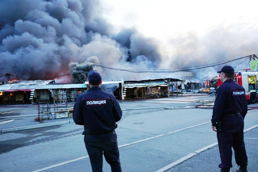 Фото Организована проверка по факту крупного пожара на городской ярмарке в Магнитогорске