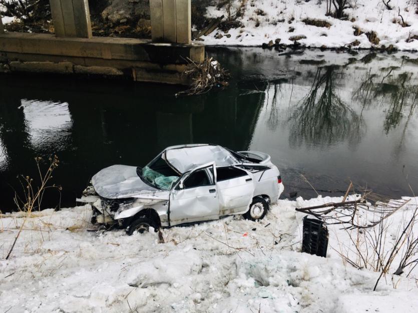 Фото В Златоусте машина рухнула с 10-метрового моста