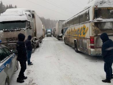 Фото В Челябинской области машины и автобусы, в том числе два с детьми, попали в снежный плен