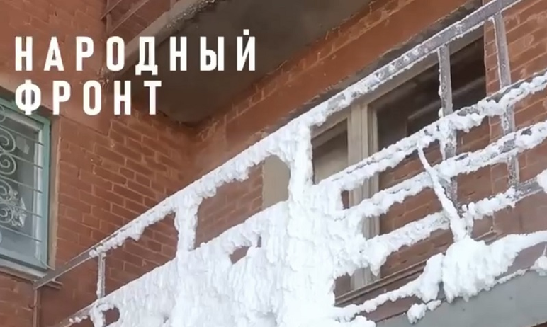 Фото  Прокуратура потребовала у власти Миасса «согреть» дом со снежными наростами