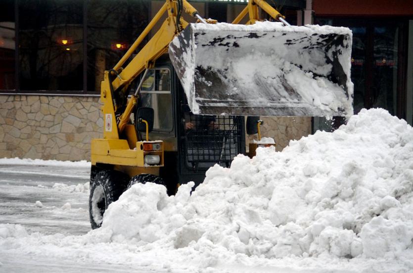Фото Дорожные службы Челябинска устраняют последствия снегопада
