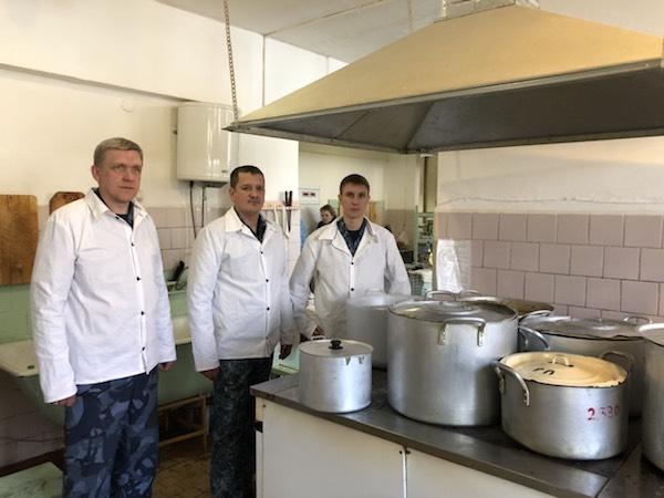 Фото ГУФСИН  региона помогает в организации горячего питания в оперативном штабе Магнитогорска