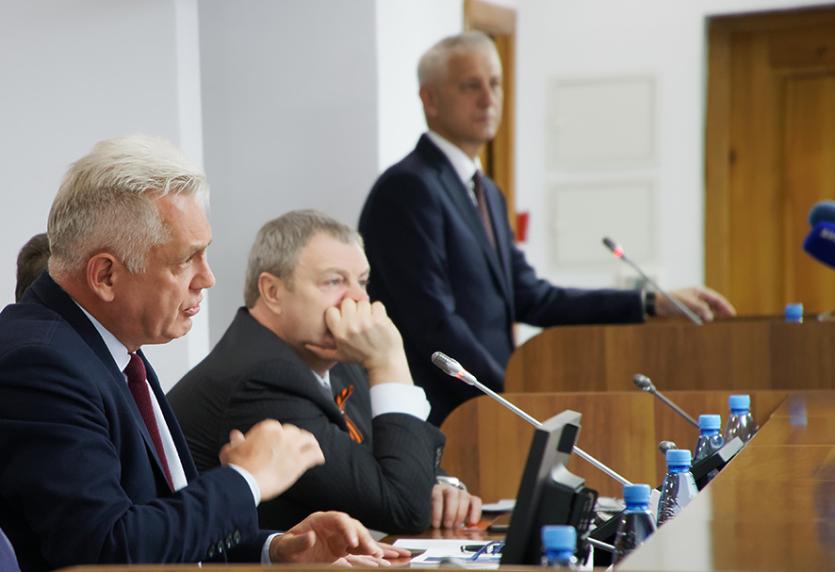 Фото Глава Магнитогорска отчитался перед депутатами