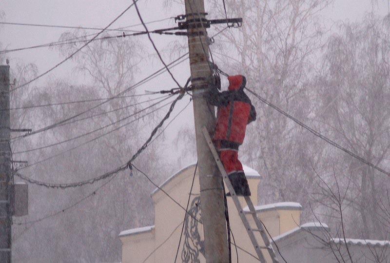 Фото На время ремонтных работ в Сосновском районе энергетики подключат резервные источники электроснабжения