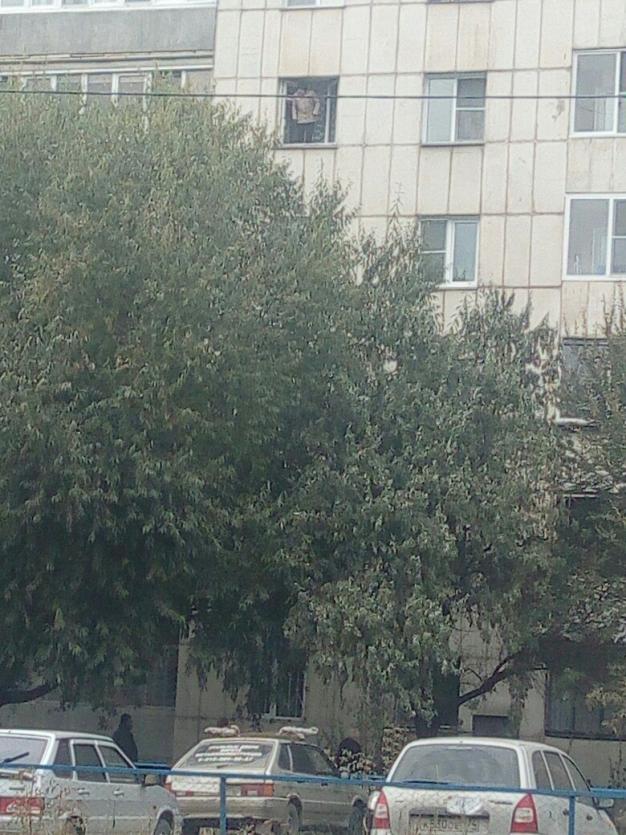 Фото В Челябинске спасатели спасли пенсионерку, которая хотела выброситься из окна 