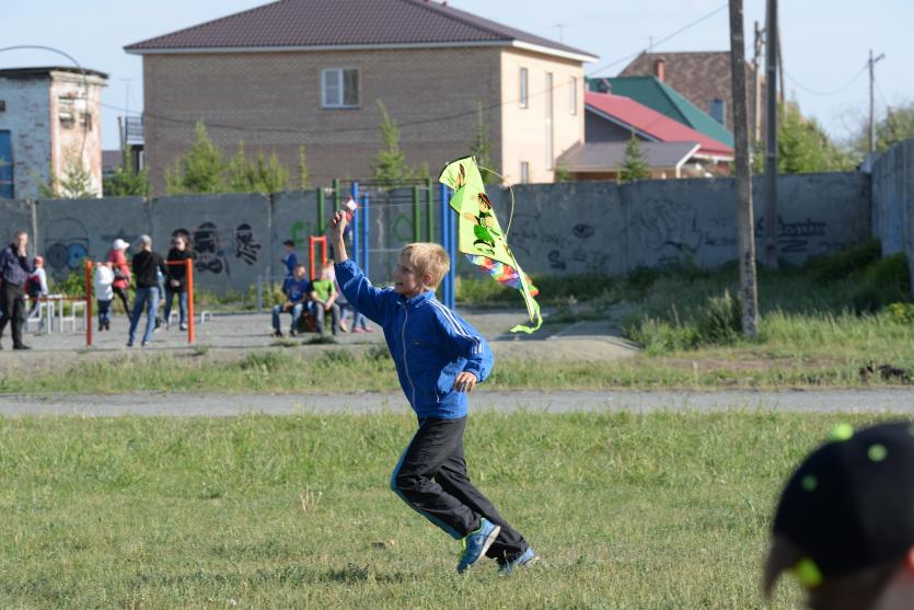 Фото Металлурги завода «Трубодеталь» организовали фестиваль воздушных змеев для детей поселка Новосинеглазовский
