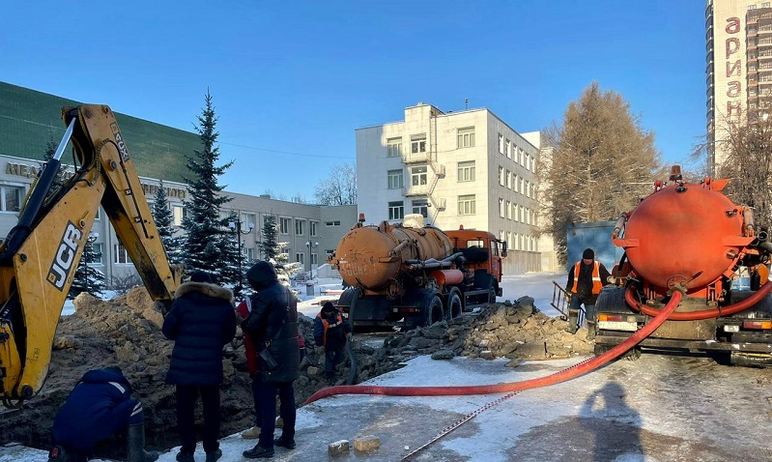 Фото Из-за аварии на улице Воровского лечебные учреждения Челябинска остались без воды