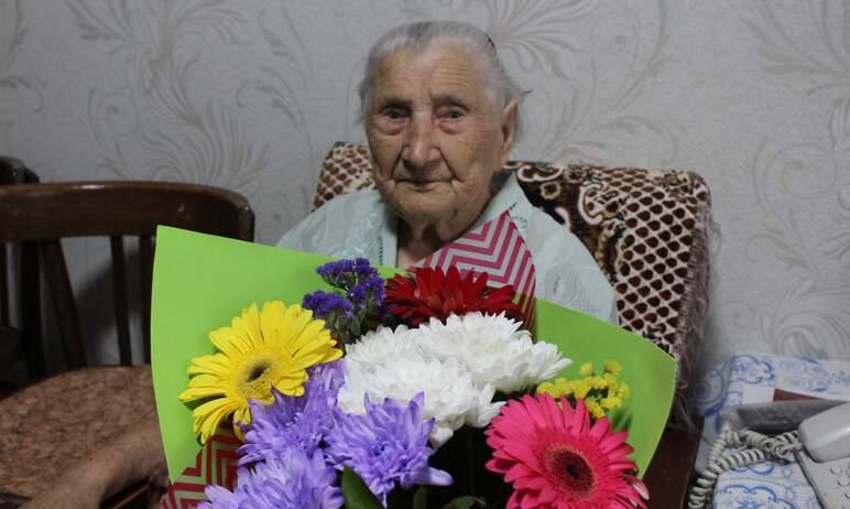 Фото Печет блины и вяжет: долгожительница Курчатовского района отметила вековой юбилей
