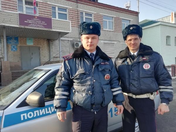 Фото Сотрудники ГИБДД Свердловской области не дали замерзнуть на трассе супругам из Челябинска