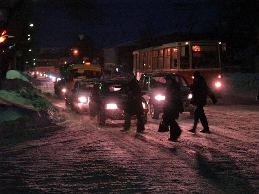 Фото Ночной снегопад сковал Челябинск в пробках