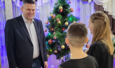 Фото Елка желаний: глава Калининского района вручил подарки детям мобилизованного бойца 
