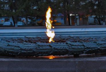 Фото В Челябинске на Аллее Славы потушили Вечный огонь