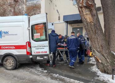 Фото В Челябинске спасатели помогли медикам в транспортировке пожилой женщины