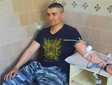 Фото Бойцы сводного отряда полиции Челябинской области на федеральном КПП «Затеречный» сдали донорскую кровь 