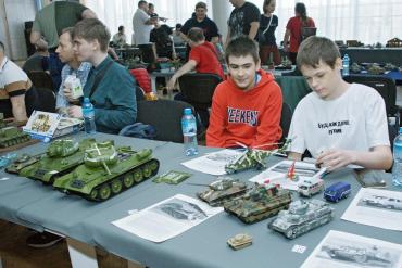 Фото  От танков до ракет: молодые специалисты ГРЦ Макеева провели в Миассе выставку стендовых моделей