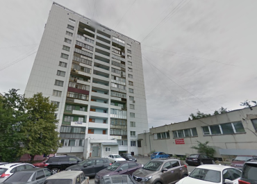 Фото В центре Челябинска квартиры высотки заливает грязной водой