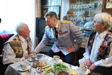 Фото Михаил Скоков приехал к ветерану войны и труженику тыла, чтобы лично поздравить с Днем Победы