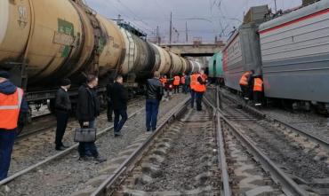 Фото В Челябинской области сошли с рельсов электровоз и вагон с зерном