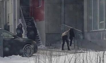 Фото В Челябинске мужчину приковали наручниками возле дверей ЗАГСа