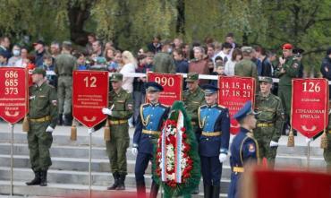 Фото В Челябинске возложили цветы к «Вечному огню» в память о погибших в Великой Отечественной войне