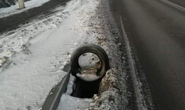 Фото Опасный путь в школу: в Чурилово украдено 35 решеток ливневой канализации, установленных на новой дороге 
