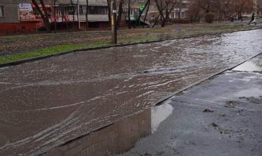 Фото Челябинская улица после ремонта превратилась в полноводную реку
