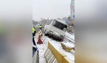 Фото В Челябинске попал в ДТП пассажирский ПАЗ, есть пострадавший