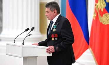 Фото   Владимир Путин наградил работника ММК Орденом Дружбы 