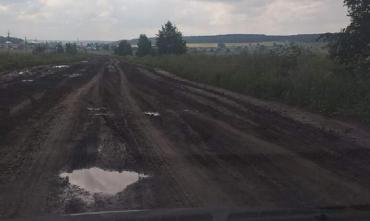 Фото «Спасибо» чудо-дороге: жители Чебаркульского района боятся не доехать до работы