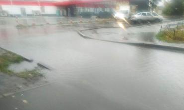 Фото Не поплывем, так поплаваем: Челябинск затопило после первого дождя