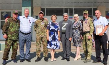 Фото Глава Еткульского района наградил волонтеров за помощь бойцам СВО