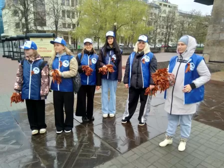 Фото Десять тысяч ленточек в память о Победе: в Челябинске началась акция «Георгиевская лента»