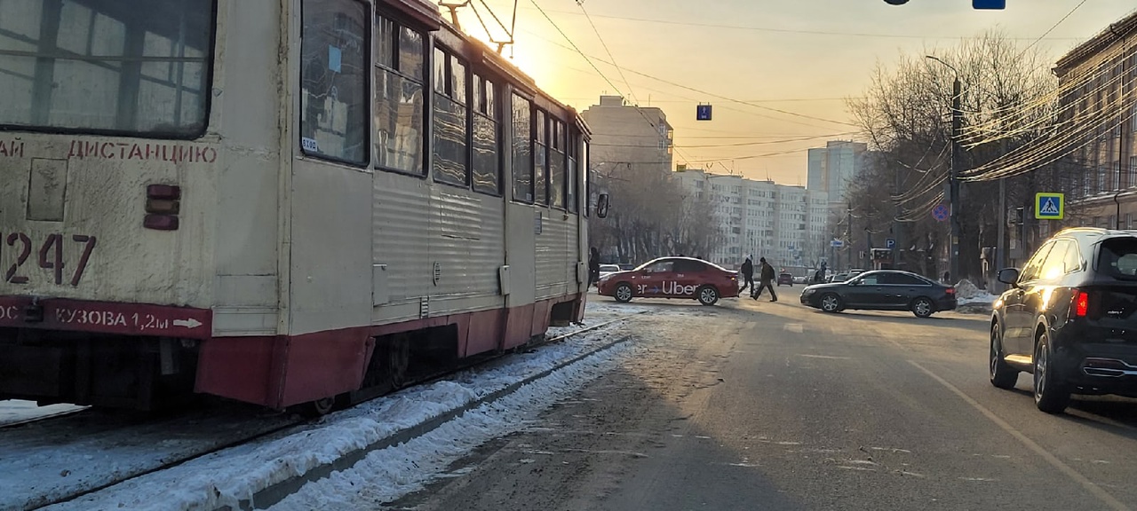 Пассажиры входя из трамвая попадают в снежную яму из которой торчит бордюр. Можно запнуться и покалечиться