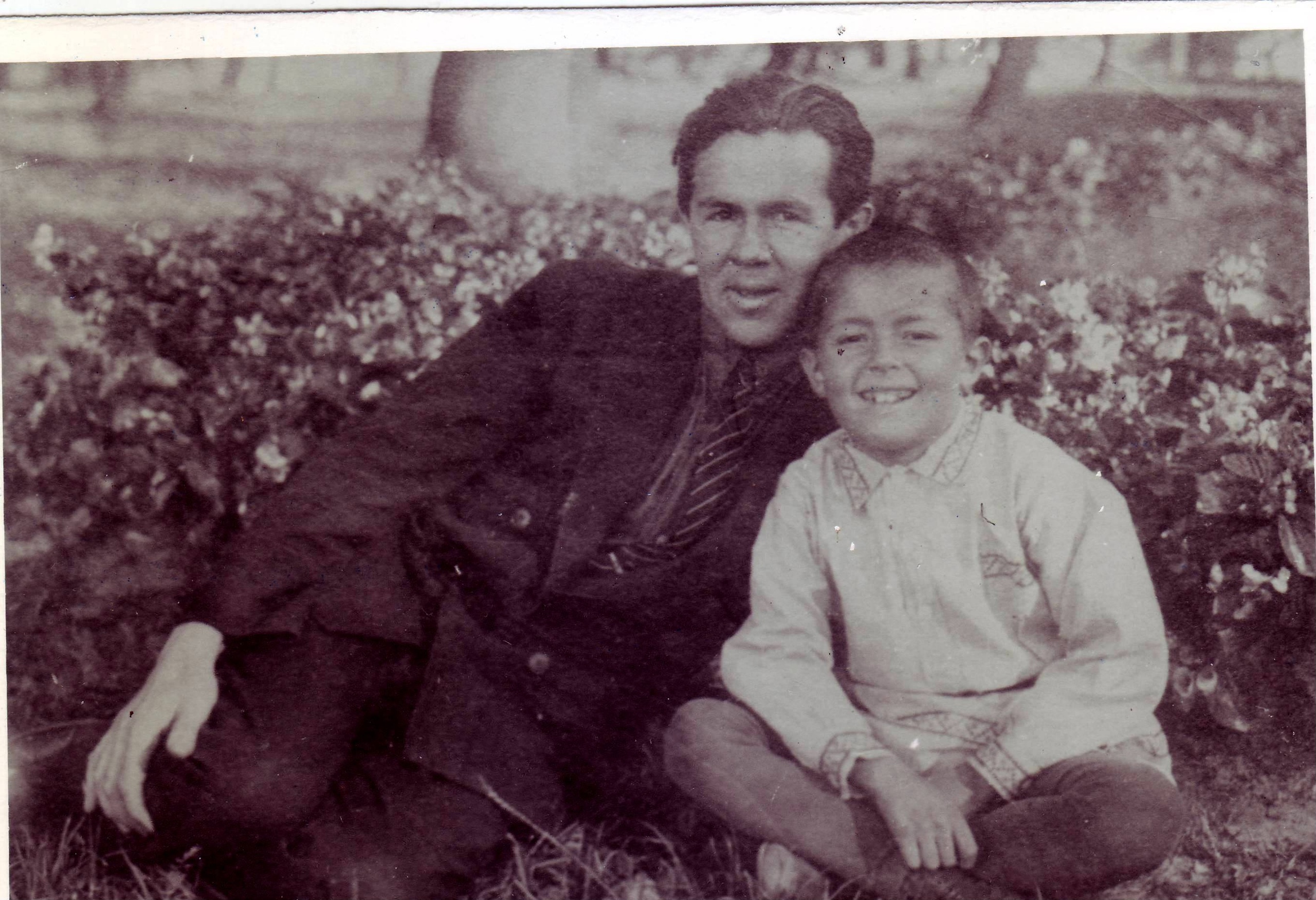 На снимке от Анатолия Шалагина разведчик с сыном