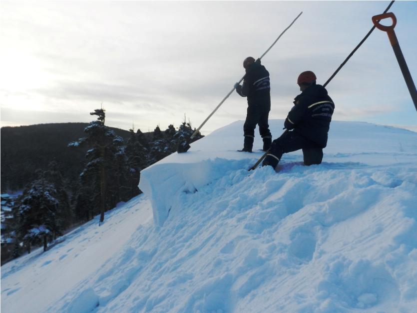 Фото Спасатели предотвратили угрозу схода снежной лавины в Усть-Катаве