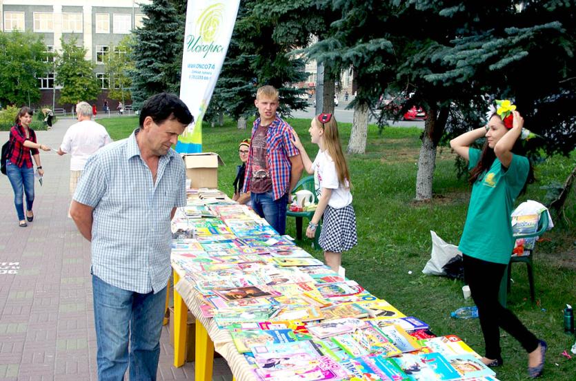 Фото В Челябинске благотворительная ярмарка вновь раскрывает страницы книг у здания Публичной библиотеки