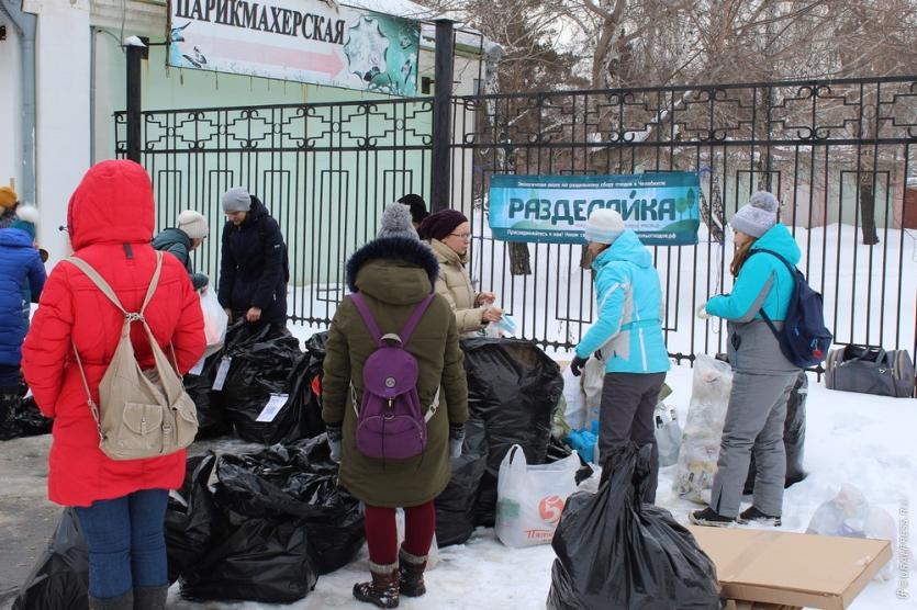 Фото Челябинские волонтеры провели очередную экологическую акцию по сбору вторсырья
