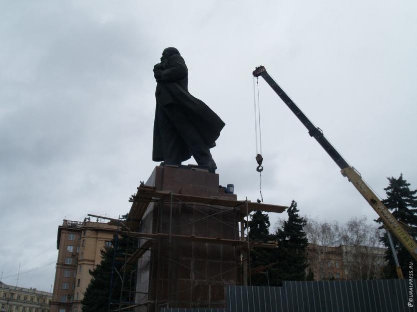 Фото Украина помогает восстанавливать памятник Ленину в Челябинске