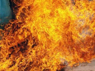 Фото В челябинском дворе за ночь обгорели две машины