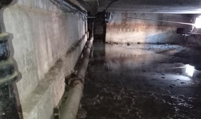 Фото В челябинском доме подвал затапливает канализационными водами